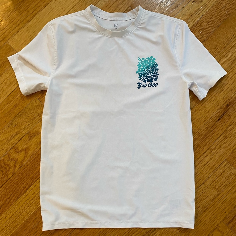 Boys’ NWOT size XXL Gap Swim 🏊‍♀️ shirt